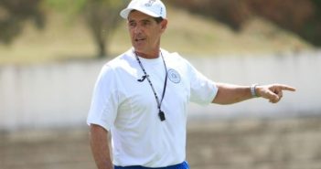 Sampaio anuncia Paulo Roberto como novo técnico para Série B do Brasileiro