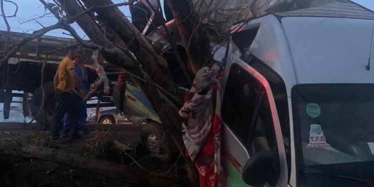 Vitória do Mearim/MA – Van que transportava passageiros se envolve em grave acidente na BR-222