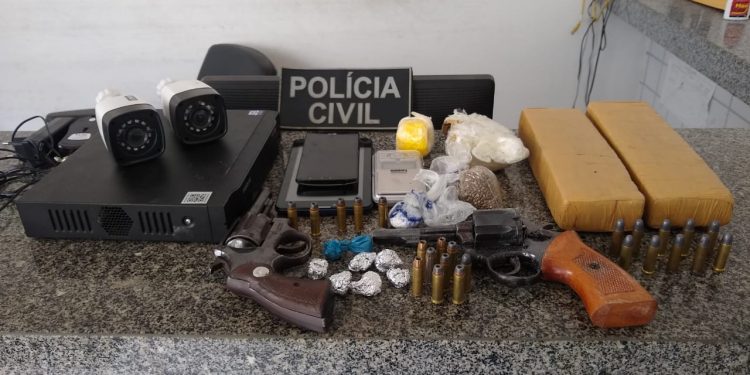 POLÍCIA CIVIL DE PERITORÓ, COROATÁ E PEDREIRAS/MA – PREDERAM DUAS PESSOAS POR TRÁFICO DE DROGAS E POSSE ILEGAL DE ARMA DE FOGO