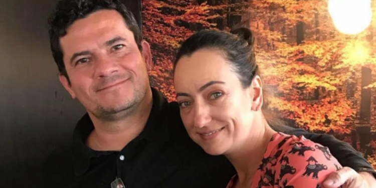 Esposa de Moro perde o equilíbrio e chama seus seguidores de “otários”