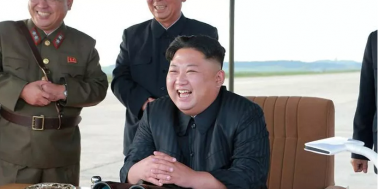 Brasil é comparado à Coreia do Norte por internautas após narrador mandar “um abraço” a Jair Bolsonaro durante transmissão