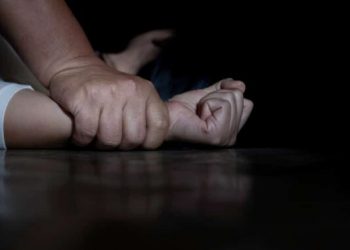 Mãe atende chamado e encontra sua filha nua, trancada em quarto e dizendo ter sido estuprada