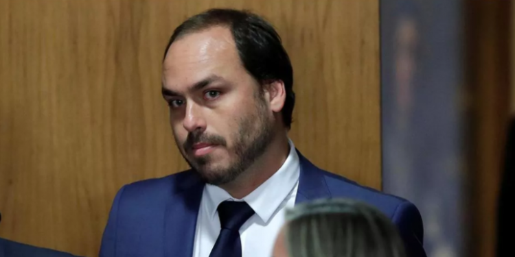 Carlos Bolsonaro concedeu R$ 3,035 milhões em gratificações a assessores, muitos deles supostos “fantasmas”