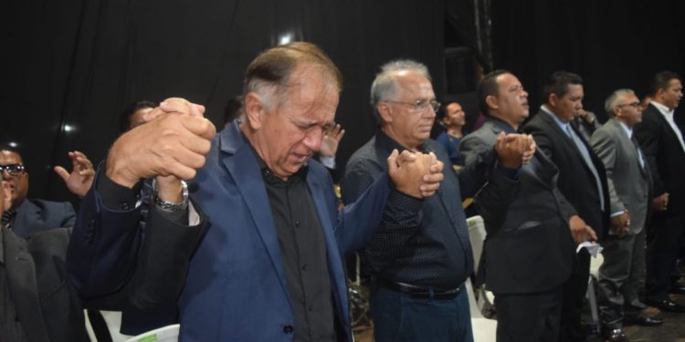 EM ARARI / MA – O prefeito Djalma Melo agradece a vitória do seu candidato Rui Filho com um grandioso Culto em Ação De Graças