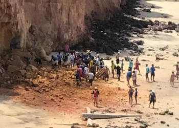 Parte de falésia desaba e deixa 3 mortos na praia de Pipa