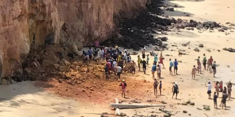 Parte de falésia desaba e deixa 3 mortos na praia de Pipa