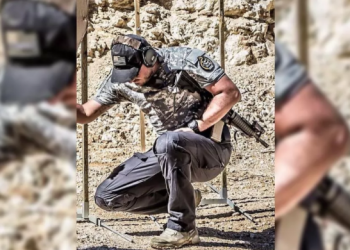 Carluxo posta foto curvando-se para os EUA e vira piada nas redes: “cadelinha de Trump”