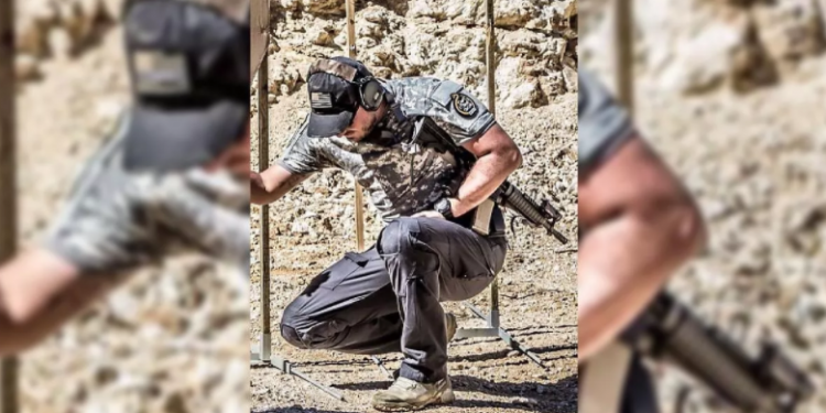 Carluxo posta foto curvando-se para os EUA e vira piada nas redes: “cadelinha de Trump”