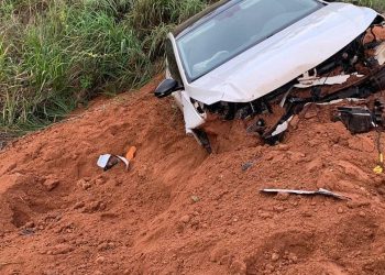 Pedreiras/MA – Motorista perde controle e carro sai da pista na MA-381