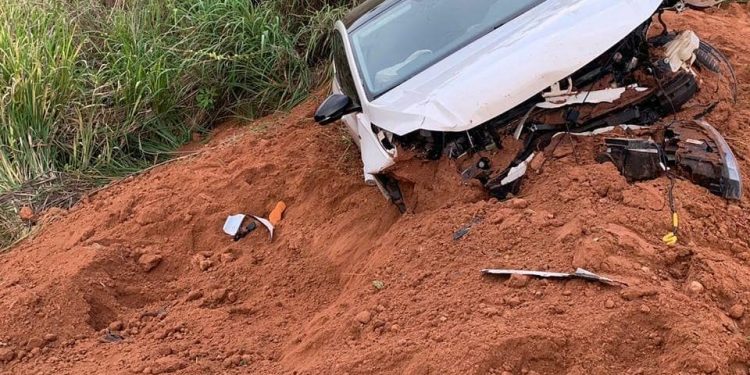 Pedreiras/MA – Motorista perde controle e carro sai da pista na MA-381