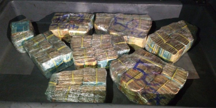 Belo Horizonte/MG – PM apreende R$ 400 mil do tráfico de drogas em blitz no bairro Dom Bosco