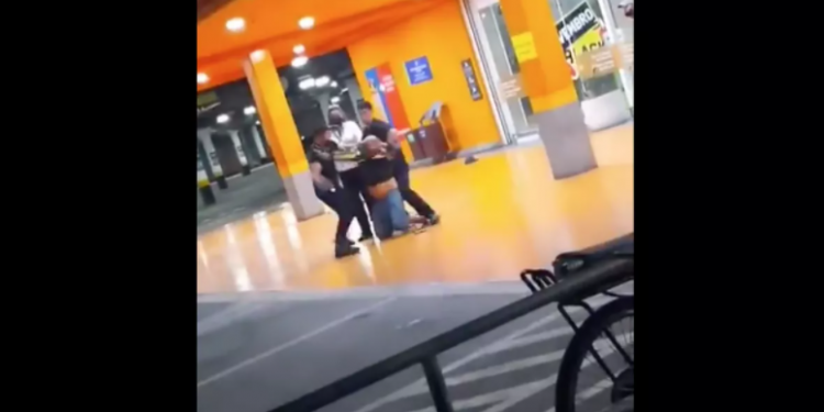 Porto Alegre/RS – Homem negro é espancado até a morte por dois seguranças do Carrefour na véspera do Dia da Consciência Negra