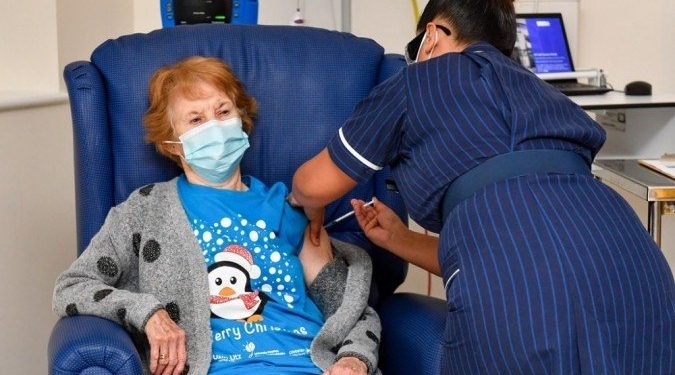 Mulher de 90 anos é a primeira a ser vacinada contra a covid-19 no Reino Unido