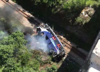 João Monlevade/MG – Ônibus cai de viaduto na BR-381; PRF fala em ‘várias vítimas’