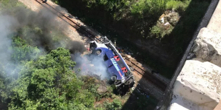 João Monlevade/MG – Ônibus cai de viaduto na BR-381; PRF fala em ‘várias vítimas’