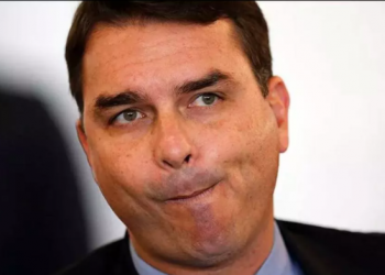 Partidos acionam PGR contra escândalo envolvendo ajuda da Abin para beneficiar Flávio Bolsonaro