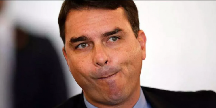 Partidos acionam PGR contra escândalo envolvendo ajuda da Abin para beneficiar Flávio Bolsonaro