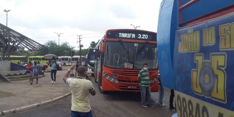 São Luís/MA – Motoristas do transporte público paralisam atividades e protestam no Anel Viário