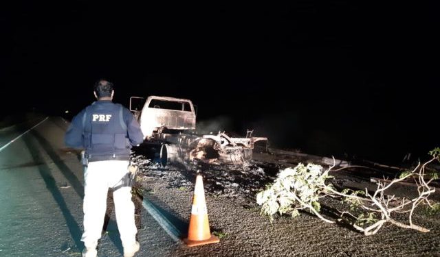 Barreirinhas/MA – Caminhão incendiado é abandonado na BR-402
