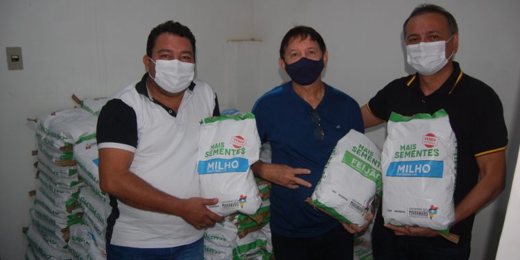 BURITI / MA – A prefeitura Municipal através da Secretaria de Agricultura e Abastecimento inicia entrega de sementes aos agricultores familiares.