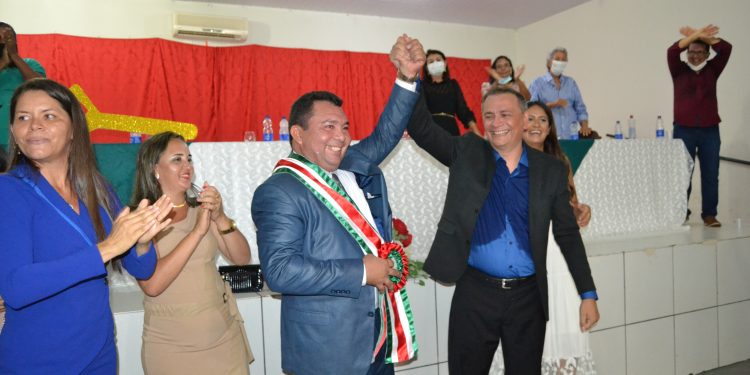 BURITI / MA – OVACIONADOS PELO POVO “O LISO” FOI EMPOSSADO OFICIALMENTE PARA GOVERNAR QUATRO ANOS