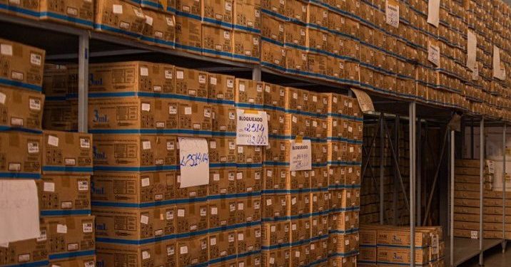 São Luís/MA – Flávio Dino divulga imagens de caixas de seringas para a vacinação no Maranhão