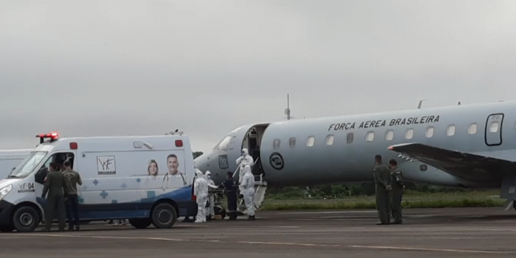 Manaus/AM – Pacientes embarcam rumo ao Hospital Universitário em São Luís