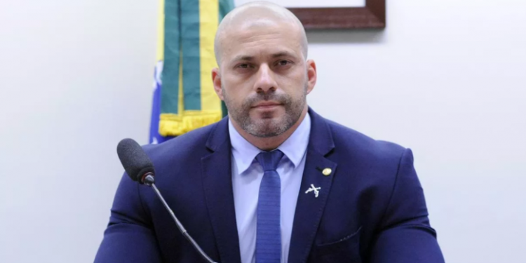 Ao ser preso, deputado ataca Alexandre de Moraes: ‘Você está entrando numa queda de braço que não pode vencer’