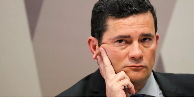 Com as provas de sua parcialidade, Moro desaba nas redes sociais