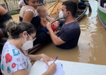 Tarauacá/AC – Com cheia de rio, médico atende bebê dentro da água: ‘tentar amenizar sofrimento’, diz