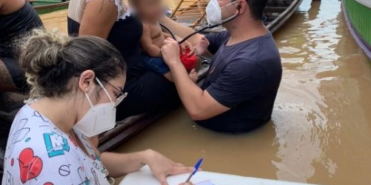Tarauacá/AC – Com cheia de rio, médico atende bebê dentro da água: ‘tentar amenizar sofrimento’, diz