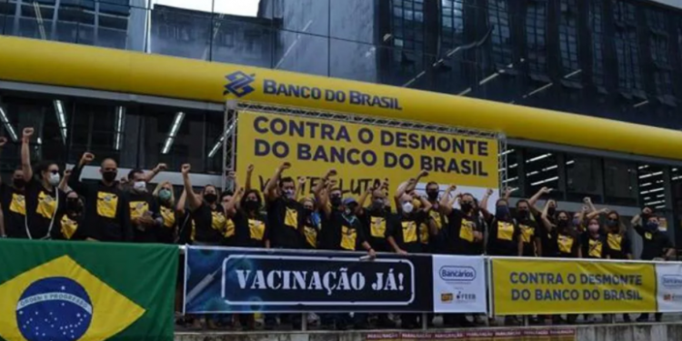 Funcionários do Banco do Brasil fazem greve contra demissão de 5.000