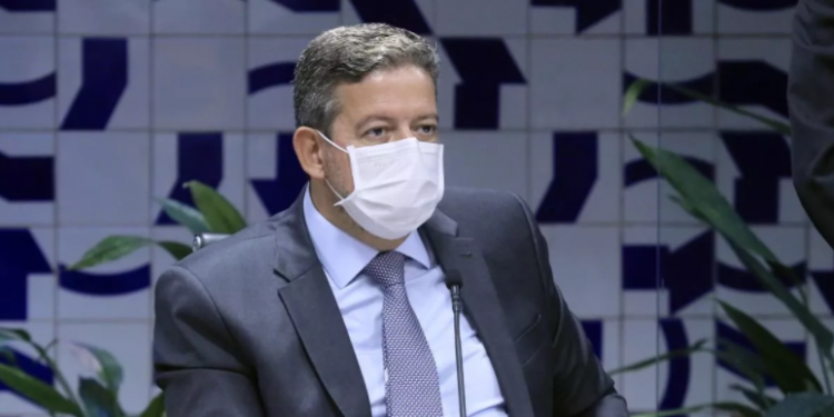 Lira defende auxílio de R$ 300 e pede “responsabilidade” a deputados