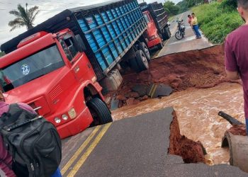 Esperantinópolis/MA – Trecho da rodovia MA-012 se rompe após forte chuva no Maranhão