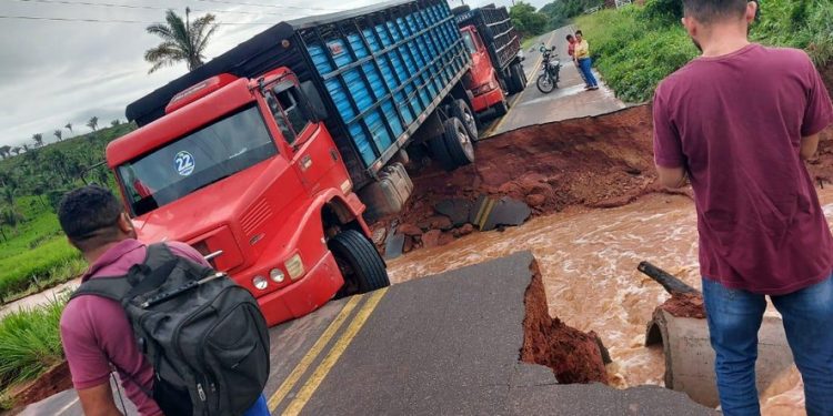 Esperantinópolis/MA – Trecho da rodovia MA-012 se rompe após forte chuva no Maranhão