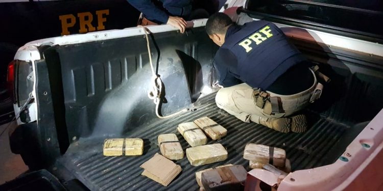 Santa Rita/MA – PRF apreende 14 tabletes de pasta base de cocaína na BR-135 no MA