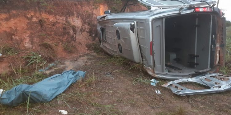 Vargem Grande/MA – Van capota e mata idosa de 60 anos na BR-222 no Maranhão