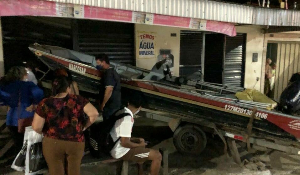 Imperatriz/MA – Lancha rompe de carro e invade comércio após colidir em uma parada de ônibus