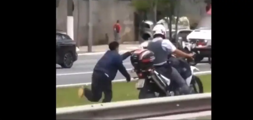PM arrasta homem negro algemado em moto por rua de SP
