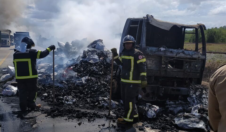 Bacabeira/MA – Caminhão com carga de carvão pega fogo no Campo de Peris