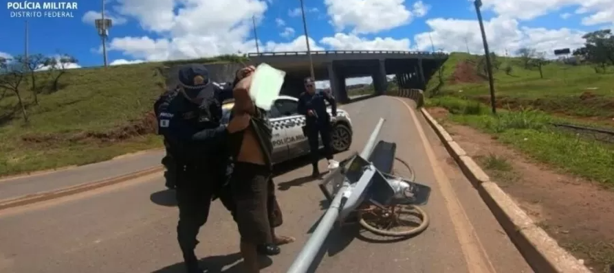 Goiás/DF – Homem é preso por furtar poste e fugir de bicicleta no Distrito Federal