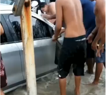 São Luís/MA – Carros ficam presos após subida da maré nas praias da Capital Maranhese