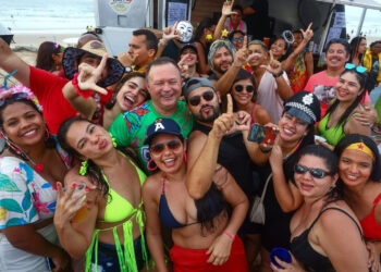 São Luís/MA – Governador Carlos Brandão marca presença no circuito Litorânea na segunda de Carnaval