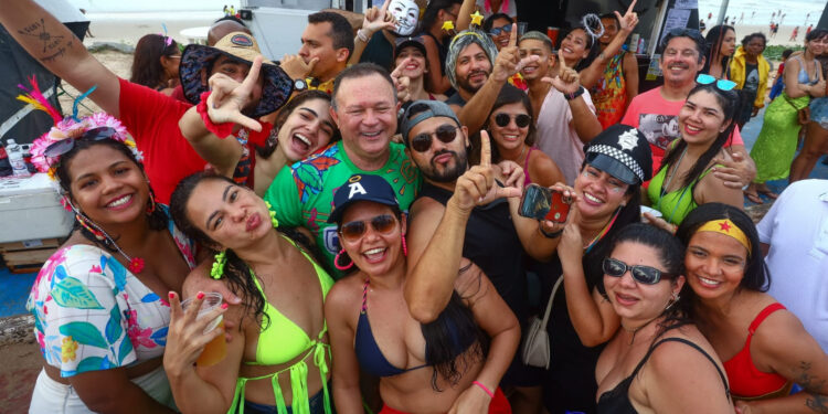 São Luís/MA – Governador Carlos Brandão marca presença no circuito Litorânea na segunda de Carnaval