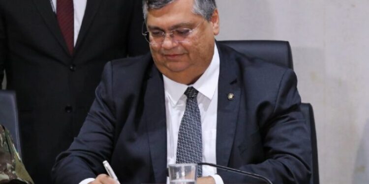 FLÁVIO DINO SOLICITA FORMALMENTE À PF INVESTIGAÇÃO SOBRE JOIAS DE BOLSONARO