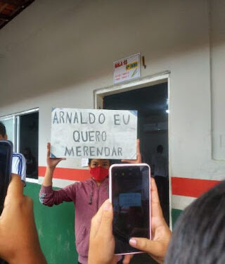 BURITI/MA – CADÊ O PREFEITO? “ARNALDO, EU QUERO MERENDAR” – Alunos protestam com cartaz pela falta de merenda escolar