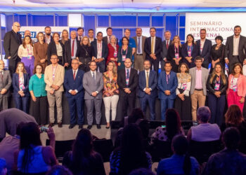 Brasília – Felipe Camarão debate temas urgentes da Educação em Conselho de Secretários