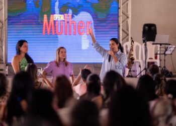 Procuradoria da Mulher da Alema apresenta cartilha sobre direitos femininos à comunidade do Maiobão