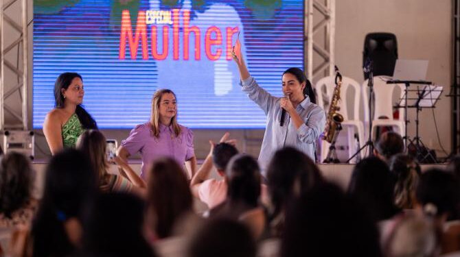 Procuradoria da Mulher da Alema apresenta cartilha sobre direitos femininos à comunidade do Maiobão