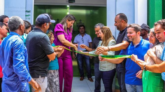 SÃO ROBERTO/MA – Iracema Vale prestigia inauguração de prédio da Prefeitura e entrega ambulância